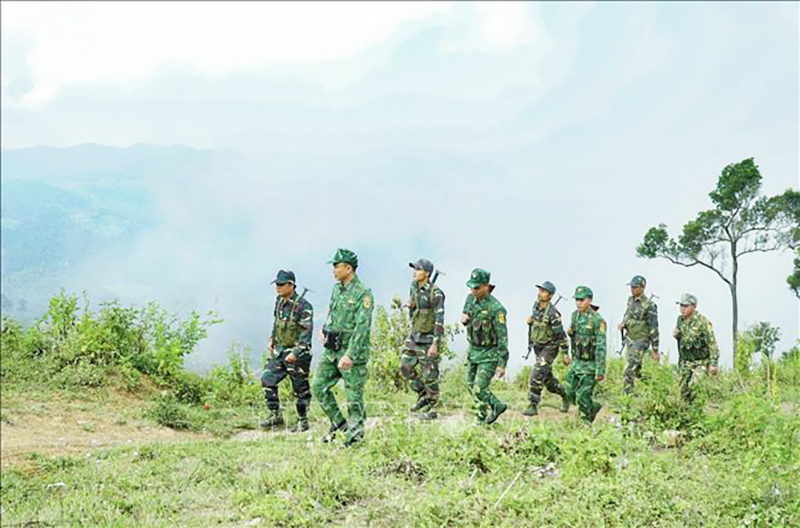  Lực lượng bảo vệ biên giới hai nước Việt Nam - Lào trên đường tuần tra. Ảnh tư liệu: Xuân Tư/TTXVN
