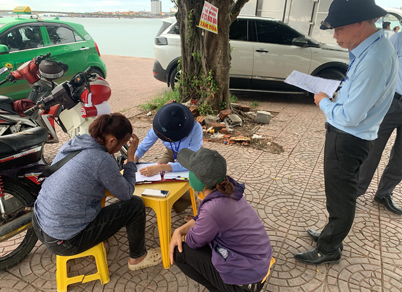 Lực lượng chức năng phối hợp với địa phương xử lý các hành vi vi phạm hành lang ATGT đường bộ.