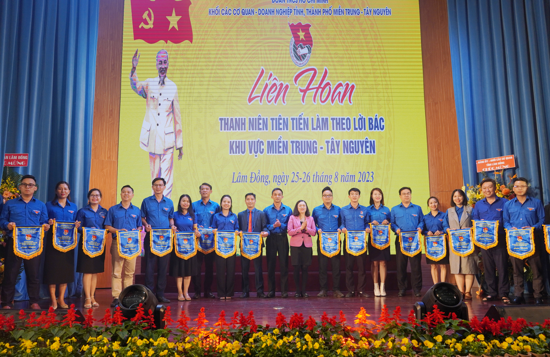 Ban Tổ chức trao cờ lưu niệm cho các đoàn tham gia.