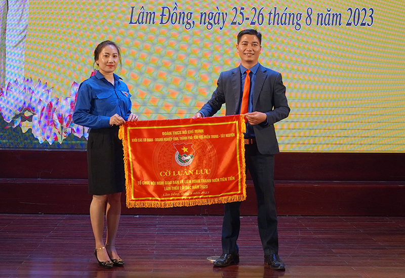 Lễ trao, nhận cờ đăng cai tổ chức giao ban và tuyên dương Thanh niên tiên tiến làm theo lời Bác năm 2024.