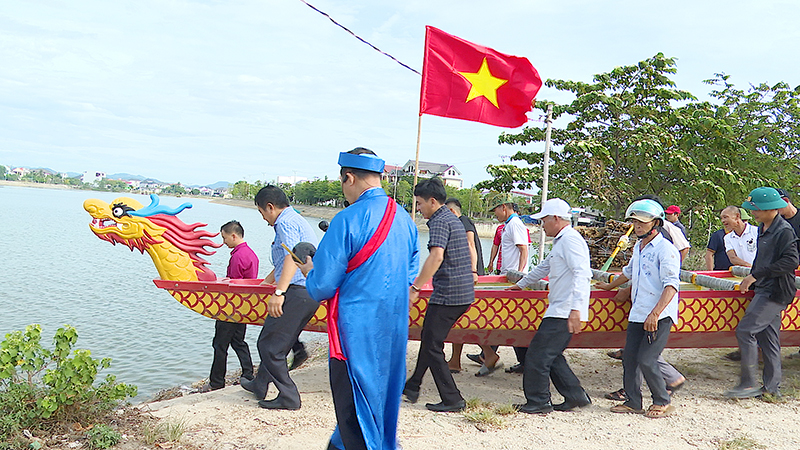 Lễ hạ thủy thuyền đua.