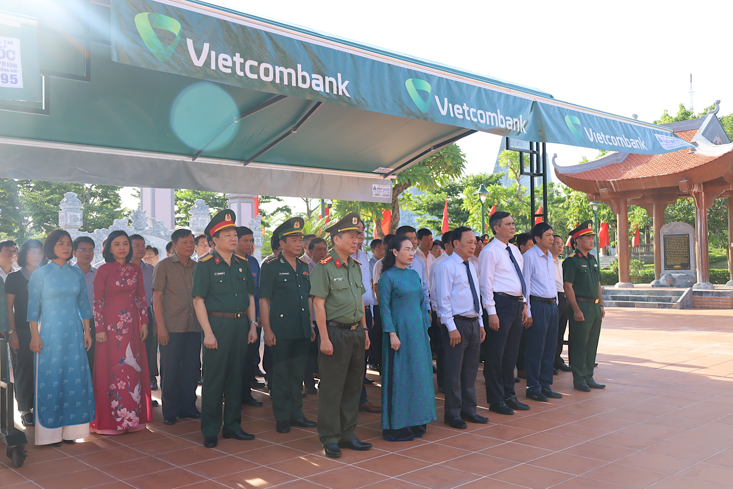 Các đại biểu tham dự lễ viếng, dâng hương tại Đền thờ Bác Hồ và các anh hùng, liệt sĩ. A2: Đồng chí Trần Hải Châu, Phó Bí thư Thường trực Tỉnh uỷ, Chủ tịch HĐND tỉnh và đồng chí Trầ
