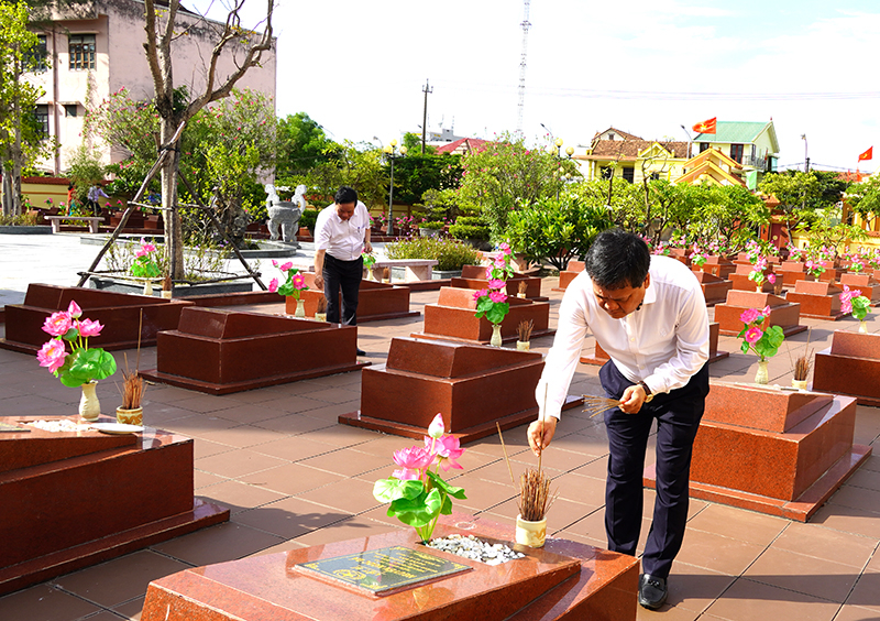 Đồng chí Bí thư Thành ủy Đồng Hới Trần Phong thành phố dâng hương lên các phần mộ liệt sỹ.