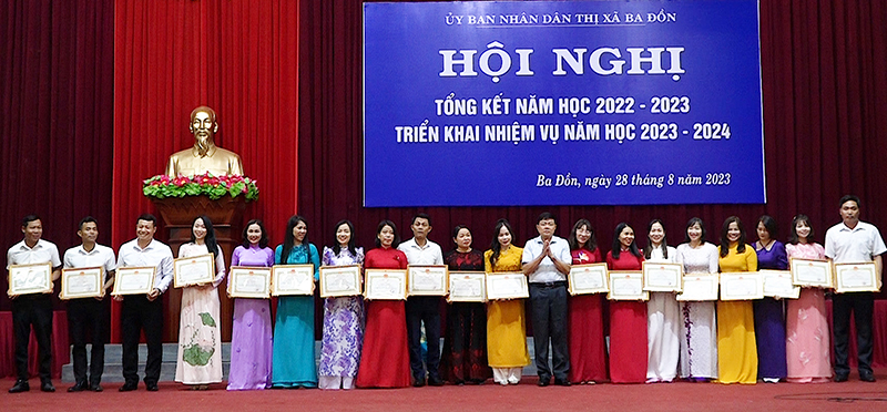 Lãnh đạo TX. Ba Đồn tặng giấy khen các tập thể, cá nhân có thành tích xuất sắc trong năm học vừa qua.