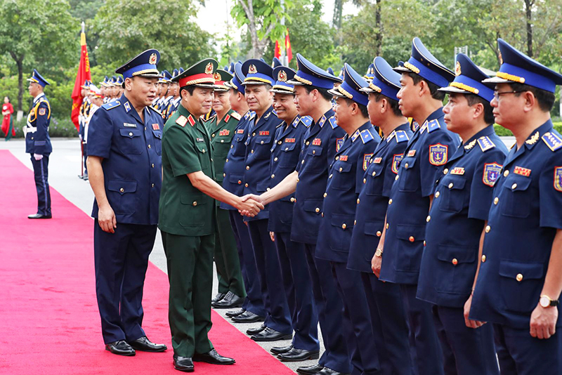  Thượng tướng Nguyễn Tân Cương - Ủy viên Trung ương Đảng, Ủy viên Thường vụ Quân ủy Trung ương, Tổng Tham mưu trưởng QĐND Việt Nam, Thứ trưởng Bộ Quốc phòng tới dự lễ kỷ niệm 25 năm Ngày thành lập lực lượng Cảnh sát biển Việt Nam.