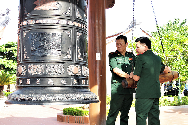 Lãnh đạo Đảng ủy, Bộ Chỉ huy BĐBP tỉnh thực hiện nghi thức thỉnh chuông tại Đền thờ Bác Hồ và các anh hùng liệt sỹ.