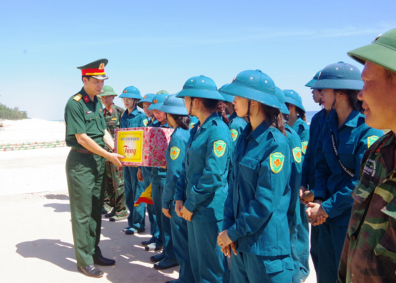 Lãnh đạo Bộ CHQS tỉnh tặng quà động viên lực lượng tham gia thực binh.