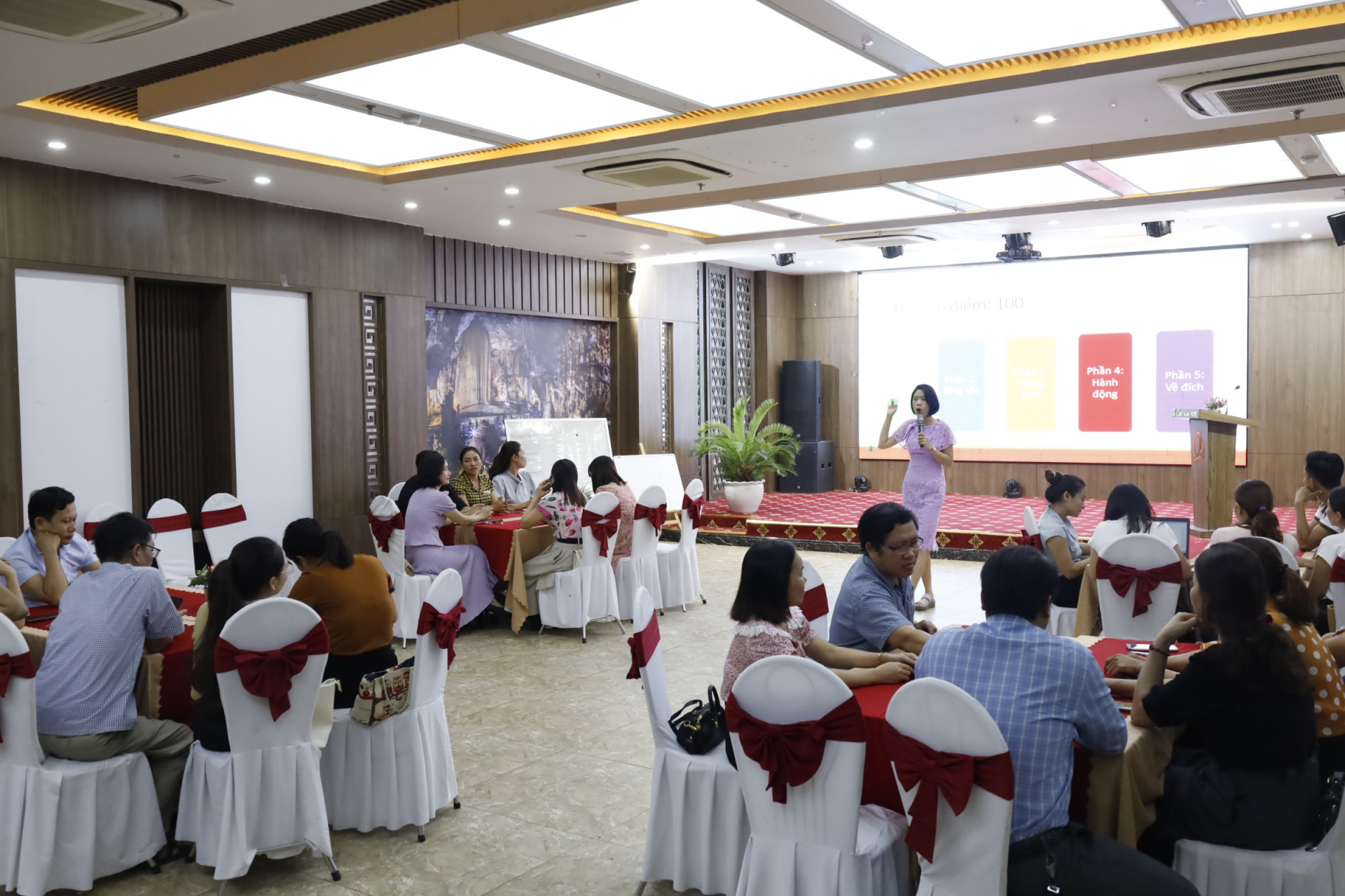 Các học viên được giảng viên Trường đại học Sư phạm Hà Nội phổ biến kiến thức, kỹ năng, dấu hiệu, biểu hiện, hình thức bóc lột, xâm hại tình dục trẻ em trên không gian mạng.