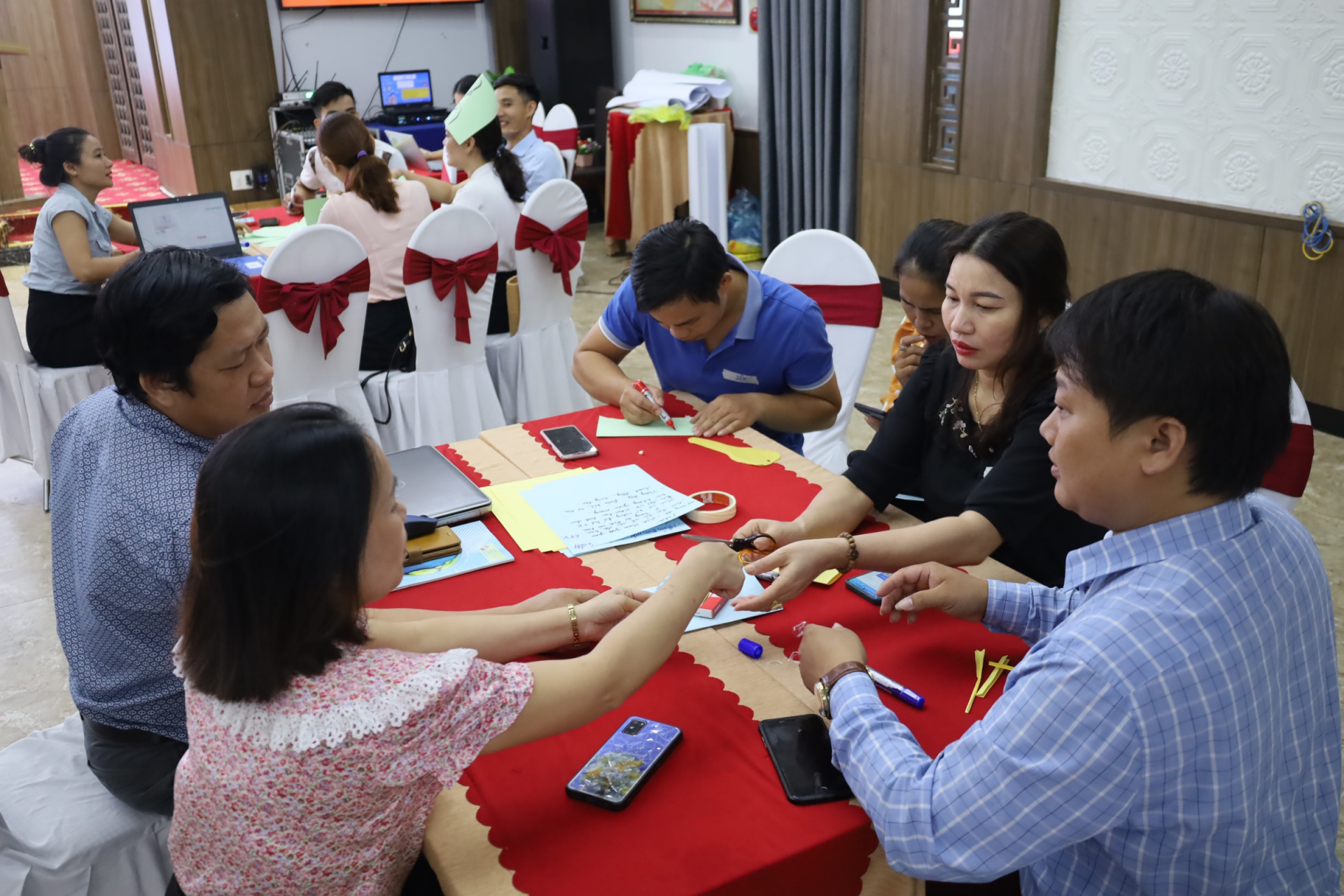 Thực hành làm việc nhóm tại lớp tập huấn.