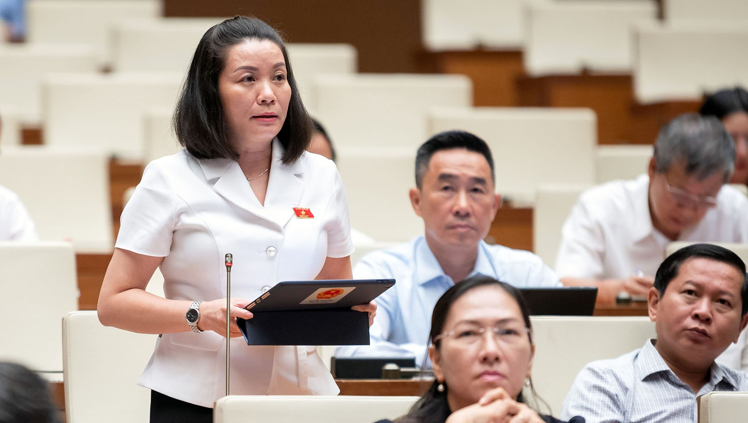 Đại biểu Nguyễn Minh Tâm, Phó trưởng đoàn chuyên trách Đoàn ĐBQH tỉnh thảo luận về Luật Kinh doanh bất động sản (sửa đổi)