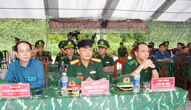 Các đại biểu dự và chỉ đạo diễn tập thực binh.