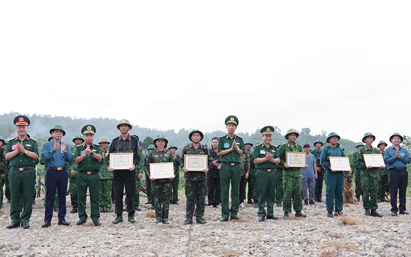 Các đồng chí lãnh đạo tặng bằng khen cho lượng tham gia diễn tập.