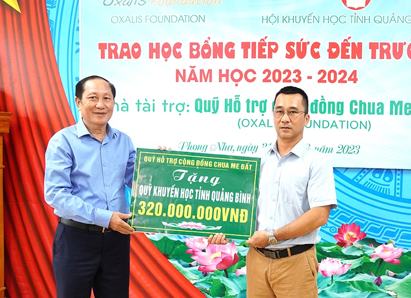 Lãnh đạo Hội Khuyến học tỉnh nhận tại trợ chương trình “Tiếp sức đến trường” từ Quỹ hỗ trợ cộng đồng Chua me đất.