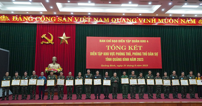 Đồng chí Bí thư Tỉnh ủy, Trưởng Ban tổ chức diễn tập tỉnh Vũ Đại Thắng trao bằng khen của UBND tỉnh cho các tập thể.