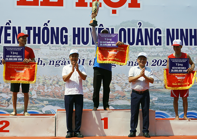 Đồng chí Phó Bí thư Thường trực Tỉnh uỷ Trần Hải Châu và lãnh đạo huyện Quảng Ninh trao thưởng cho các đội đua xuất sắc.
