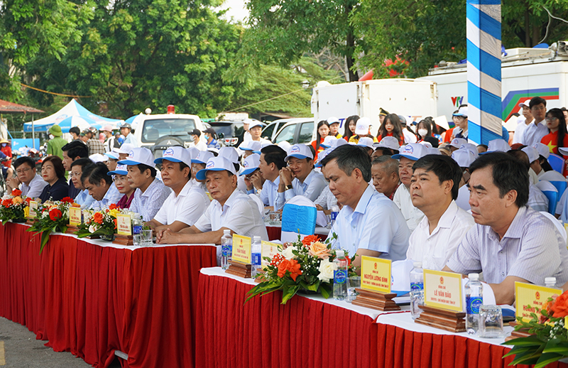 Các đại biểu tham dự lễ hội.