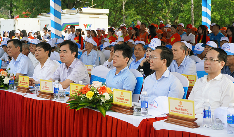 Các đại biểu tham dự lễ hội.