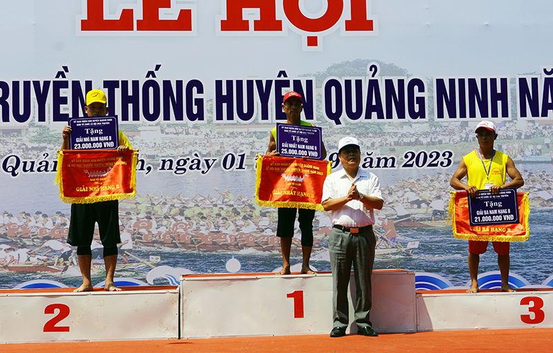 Lãnh đạo huyện Quảng Ninh trao thưởng cho các đội đua nam xuất sắc bảng B.