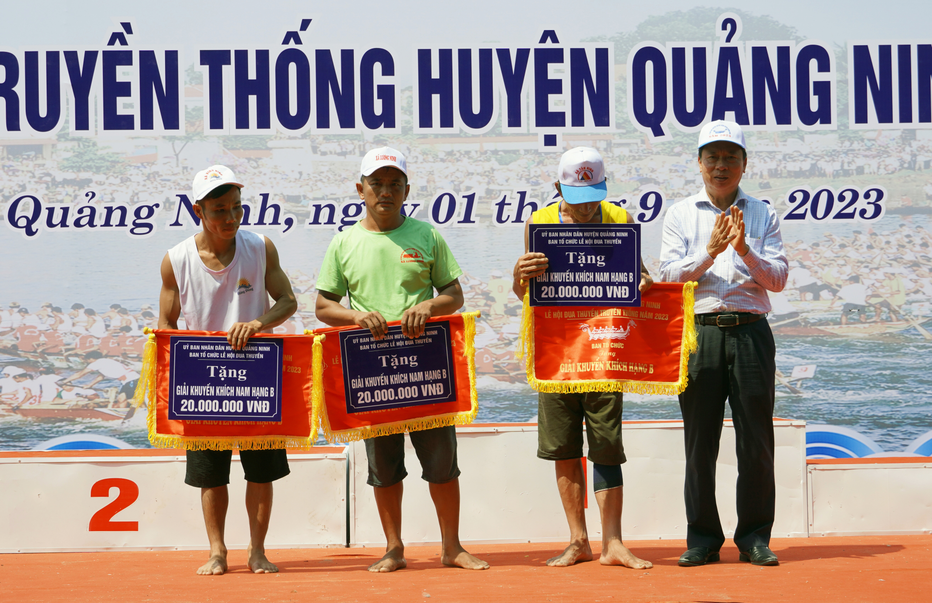 Lãnh đạo huyện Quảng Ninh trao giải cho các đội đạt giải khuyến khích.