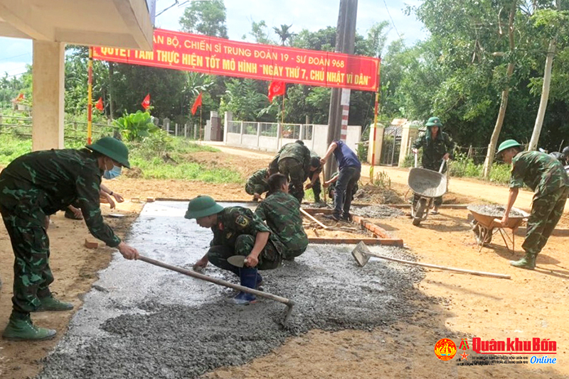 Cán bộ, đoàn viên thanh niên Sư đoàn 968 tích cực giúp đỡ Nhân dân xây dựng nông thôn mới.