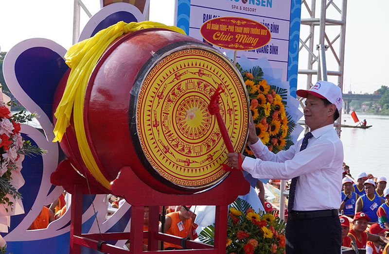 Bí thư Huyện ủy, Chủ tịch HĐND huyện Lệ Thủy Lê Vĩnh Thế đánh trống khai hội.