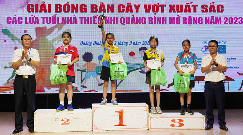 Các cây vợt nhí đoạt giải cây vợt xuất sắc.
