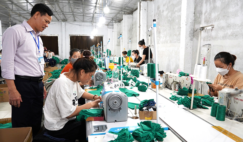 Ngành may mặc phát triển, góp phần giải quyết việc làm cho nhiều lao động địa phương.