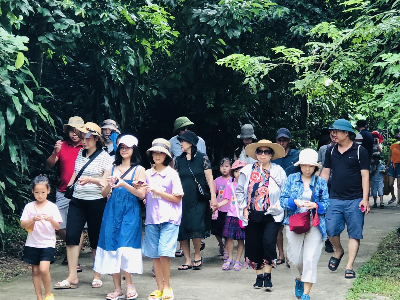 Du khách khám phá động Thiên Đường.
