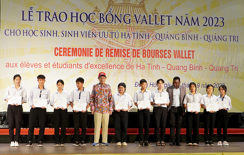 Giáo sư Odon Vallet và cộng sự trao học bổng cho học sinh Làng trẻ em SOS Đồng Hới.