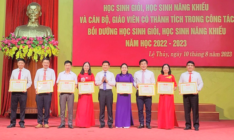 Huyện Lệ Thủy luôn chú trọng đến công tác tôn vinh, biểu dương giáo viên, học sinh đạt thành tích cao tại các cuộc thi.