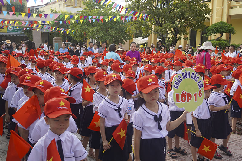 Học sinh lớp 1 hân hoan bước vào năm học mới