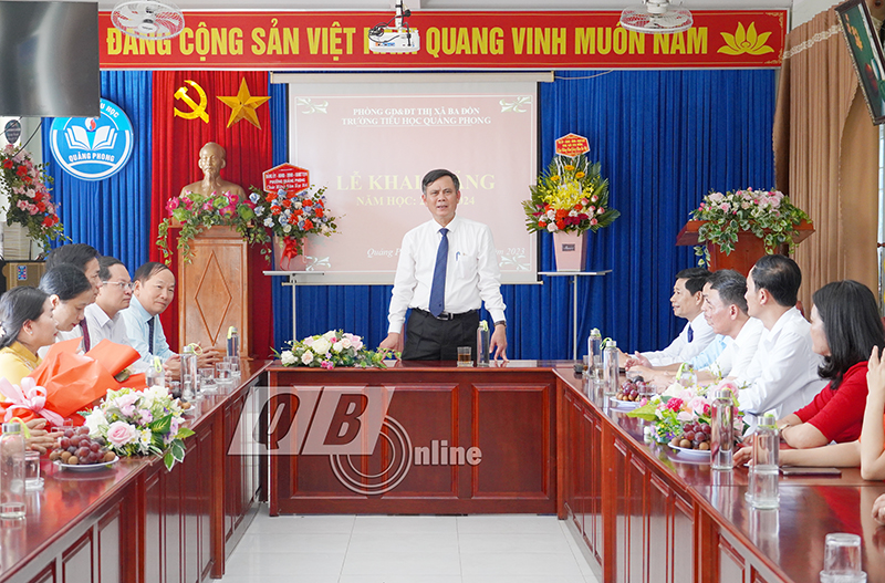 Đồng chí Chủ tịch Trần Thắng tặng hoa chúc mừng thầy trò Trường tiểu học Quảng Phong (thị xã Ba Đồn) nhân khai giảng năm học mới 2023-2024.