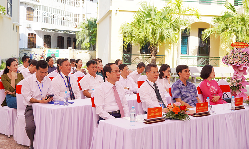 Các đại biểu tham dự lễ khai giảng.
