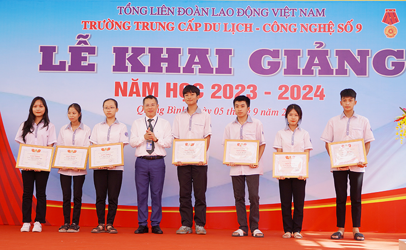 Lãnh đạo Trường Trung cấp Du lịch-Công nghệ số 9 khen thưởng cho các học sinh có thành tích xuất sắc.
