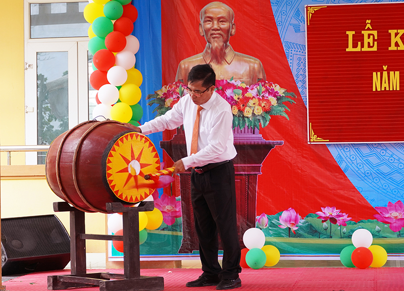 đánh trống khai giảng năm học mới.