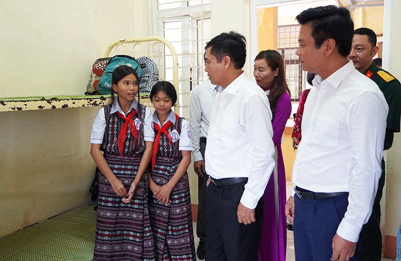 Đồng chí Phó Chủ tịch Thường trực UBND tỉnh Đoàn Ngọc Lâm động viên, chia sẻ trước thềm năm học mới với các em học sinh Trường Phổ thông Dân tộc nội trú huyện Quảng Ninh.