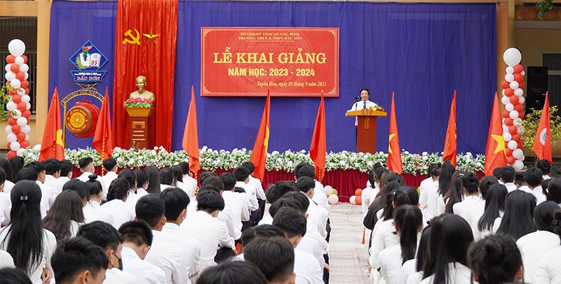 Toàn cảnh buổi lễ khai giảng.