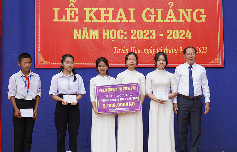 Tặng quà học sinh nghèo vượt khó đạt kết quả cao trong học tập.