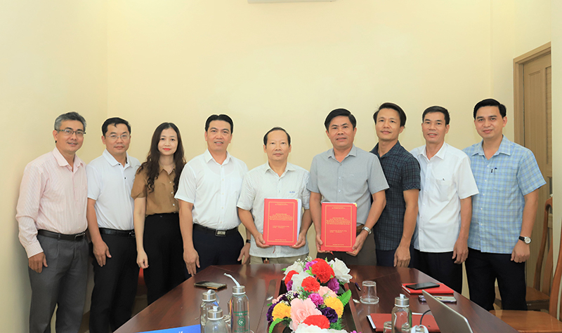 Đại diện lãnh đạo Sở KH-CN chuyển giao cho Ban Quản lý Vườn Quốc gia Phong Nha-Kẻ Bàng và Sở NN-PTNT.