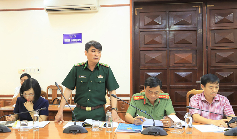 Đại biểu đóng góp ý kiến.
