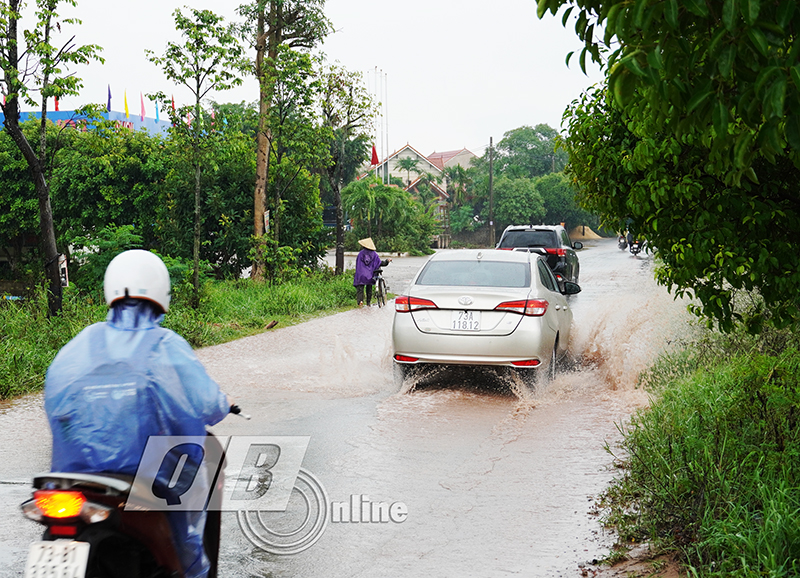 Chỉ cần một trận mưa rào là tuyến đường ngập trong nước.