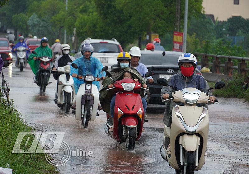 Người và phương tiện tham gia giao thông trên tuyến đường rất đông.