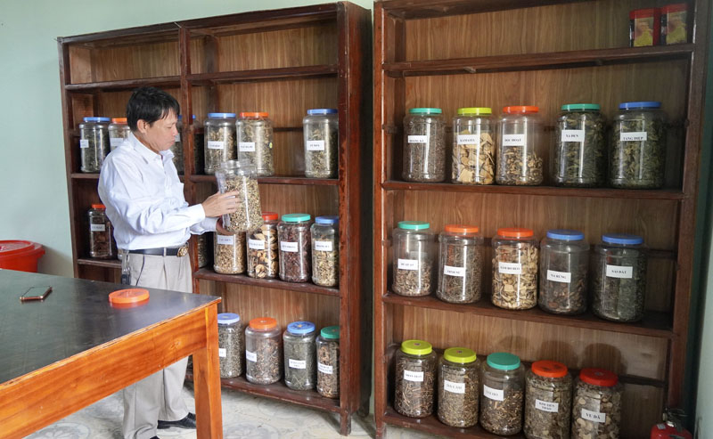  Phòng khám chuyên khoa YHCT được trang bị cơ bản đầy đủ các máy móc, thiết bị, thuốc nam phục vụ nhu cầu KCB cho bệnh nhân.