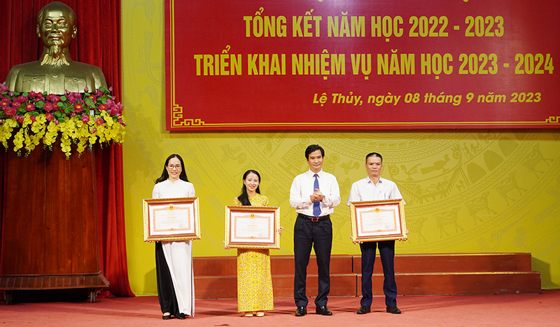 Thừa ủy quyền của Thủ tướng Chính phủ, đại diện lãnh đạo huyện Lệ Thủy trao bằng khen của Thủ tướng cho các tập thể, cá nhân.