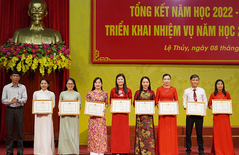 Đại diện lãnh đạo sở GD-ĐT trao giấy khen cho các tập thể, cá nhân.