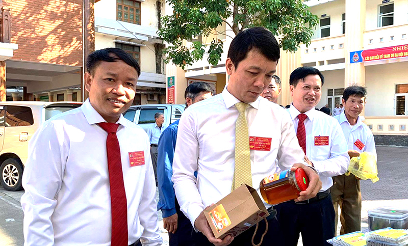 Hội Nông dân huyện Tuyên Hóa trưng bày, giới thiệu hàng hóa đến người tiêu dùng.