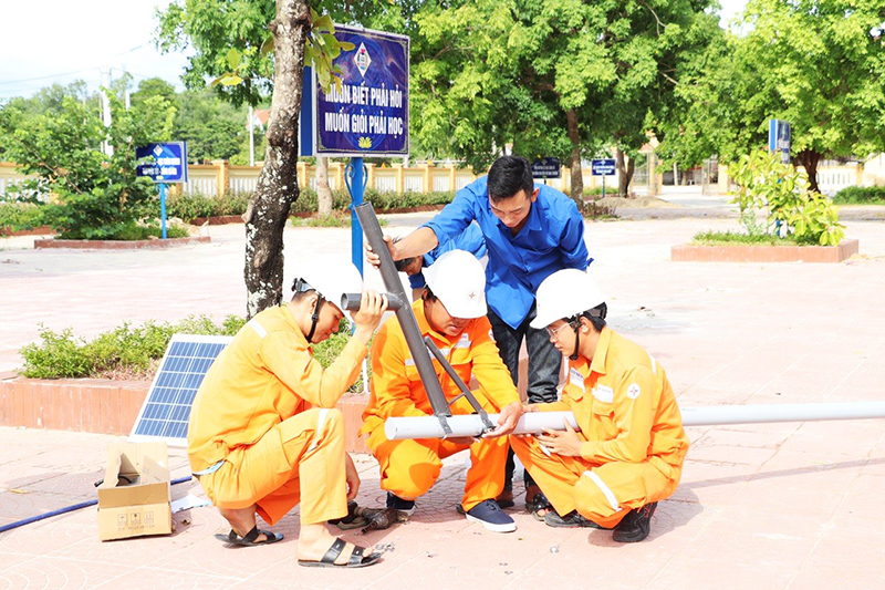 Đoàn cơ sở PC Quảng Bình tặng công trình “Thắp sáng sân trường em” tại Trường phổ thông dân tộc nội trú Quảng Ninh.