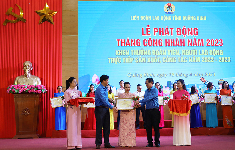 Lãnh đạo Liên đoàn Lao động tỉnh biểu dương, khen thưởng đoàn viên, người lao động đạt thành tích xuất sắc trong phong trào lao động sản xuất và công tác.