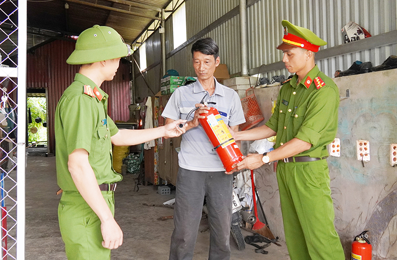 Nhiều hộ dân trên địa bàn huyện Tuyên Hóa trang bị bình chữa cháy để chủ động phòng cháy, chữa cháy tại gia đình.