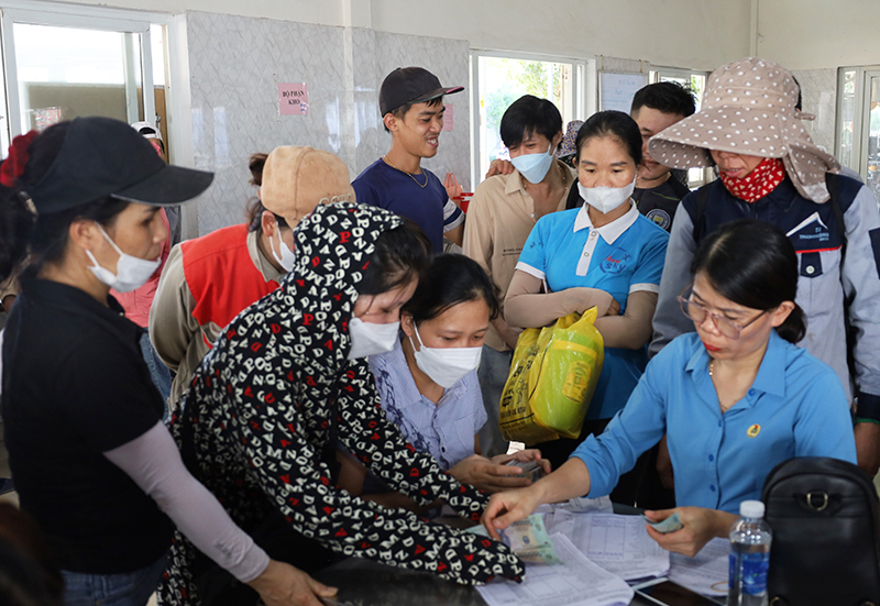 Liên đoàn Lao động tỉnh trao hỗ trợ đoàn viên, người lao động tại Khu Công nghiệp Bắc Đồng Hới bị giảm thời gian làm việc, chấm dứt hợp đồng lao động. 